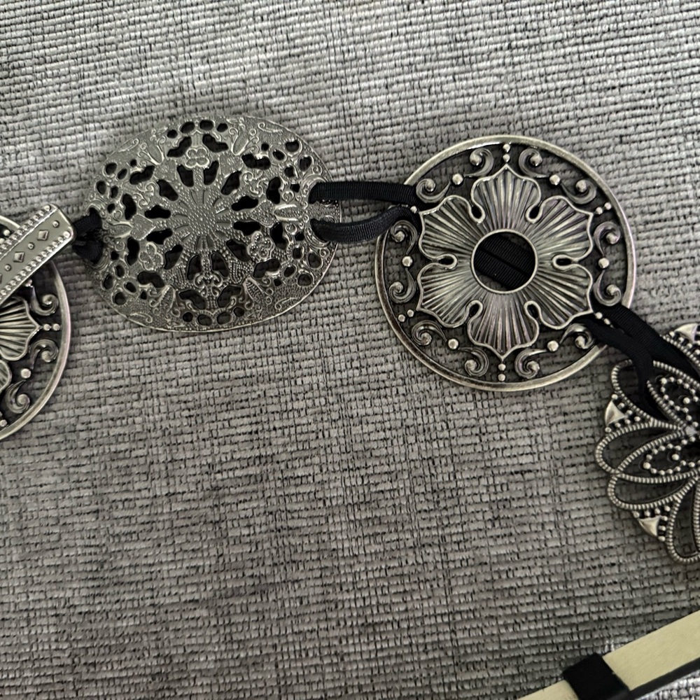 silver and black metal flower belt with genuine leather m/l